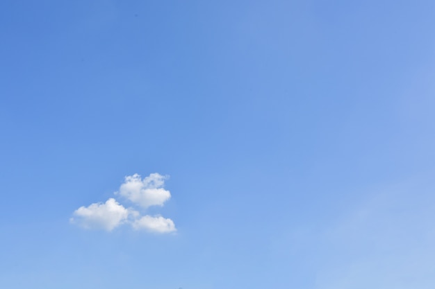 空と雲の日光の太陽