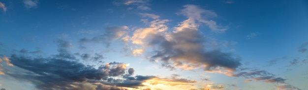 Cielo e nuvole durante la sera