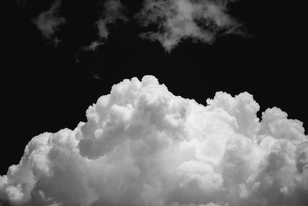 Cielo e nuvole isolati su fondo nero, immagine in bianco e nero del primo piano del cumulo del primo piano, nimbostratus sul cielo nero