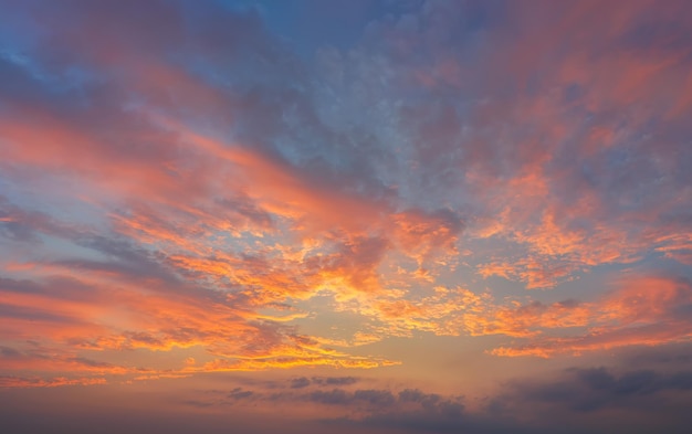 屋外の夕暮れの日没時の空雲の自然の風景