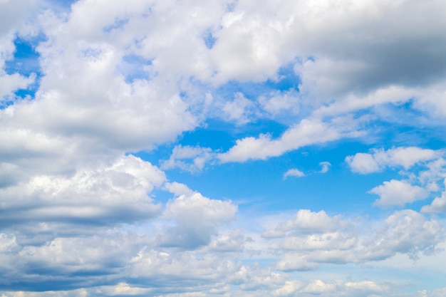 空と雲のパノラマ。晴れた夏の日。白い雲と青い空。