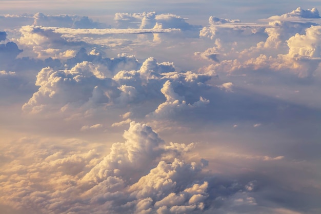 Cielo e nuvole vista aerea dalla finestra