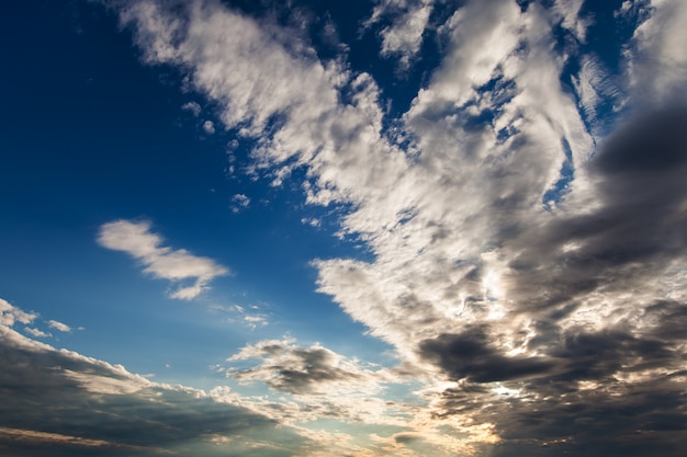 空の雲、雲と太陽と空