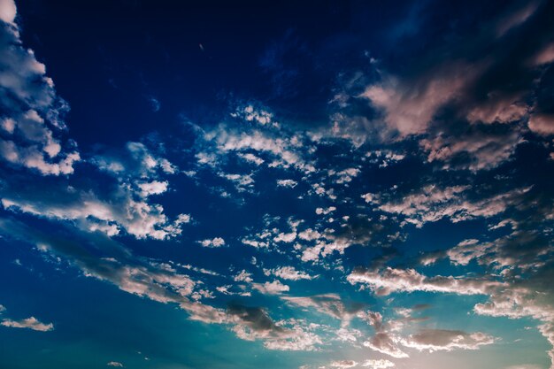 空の雲、雲と太陽と空