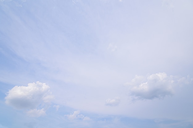 昼間の空、雲、太陽。