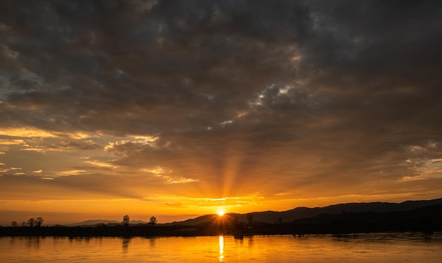 Cielo e nuvole al tramonto