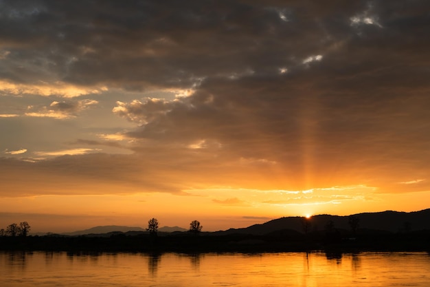 Cielo e nuvole al tramonto