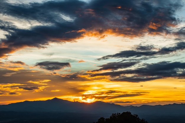 タイのナンで夕暮れ時の空と雲