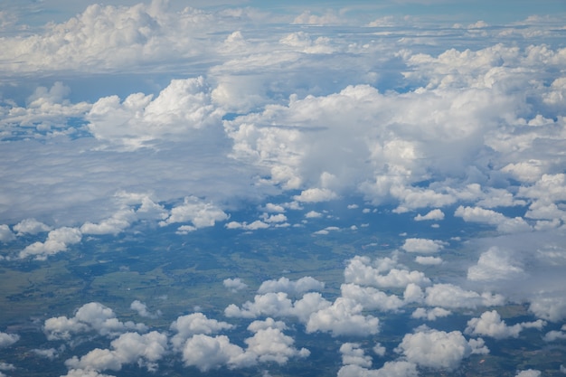 空と雲は、飛行機の背景から見る