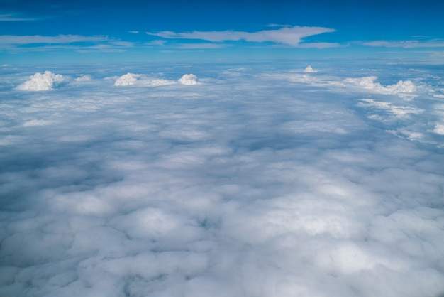 飛行機から見た空と雲