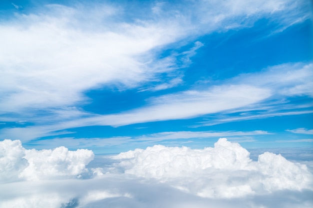 飛行機から見た空と雲