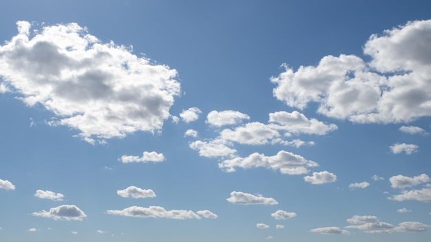 Sky De wolken Fluffy wolken in een blauwe hemel Landschap