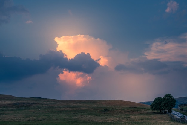 Небо в сумерках в национальном парке Йоркшир-Дейлз недалеко от Малхама