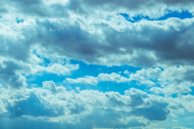 Photo sky filled with fluffy white clouds against a deep blue background