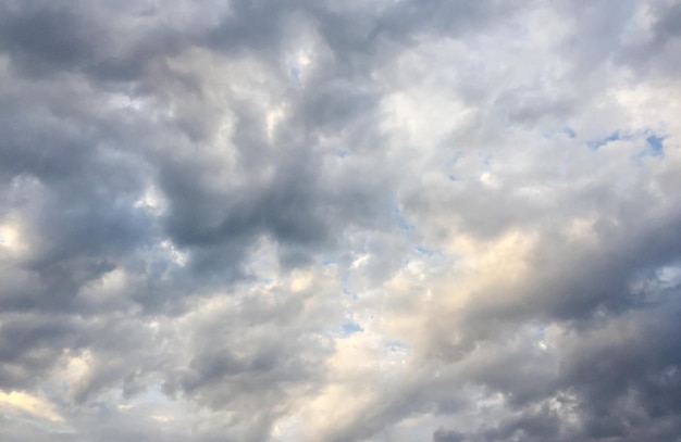 朝の空とふわふわの雲の景色は信じられないほど落ち着いて、空とふわふわの一日を始めます