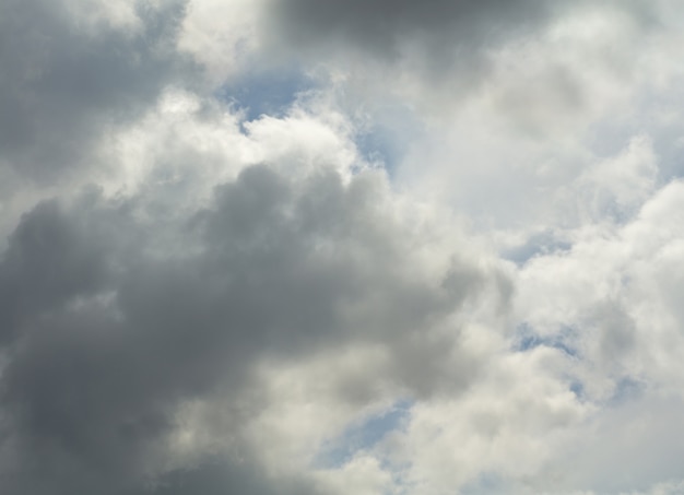 Cielo e nuvole pesanti