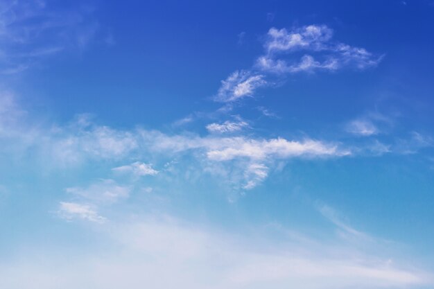 空は青く雲があり、自然に美しい。