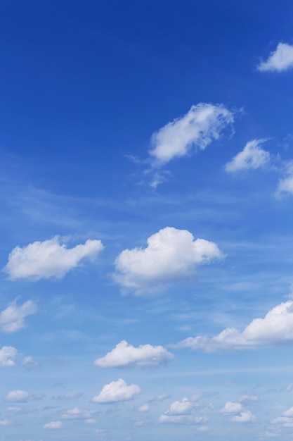 空は青く雲があり、自然に美しい。