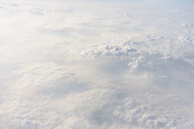 空は明るい青です。雲が浮かんでいます。見るときにリラックスしてください。