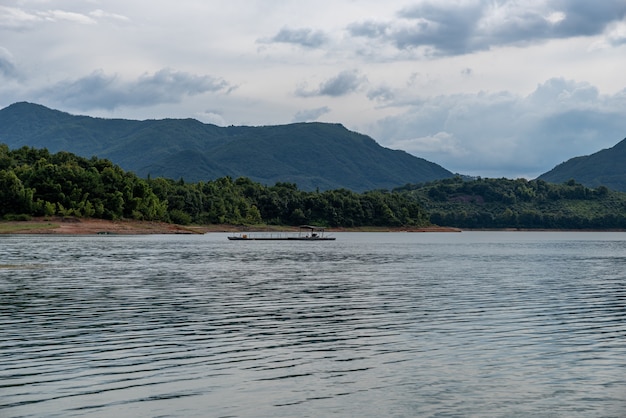 Небо затянуто облаками, а на воде волны.