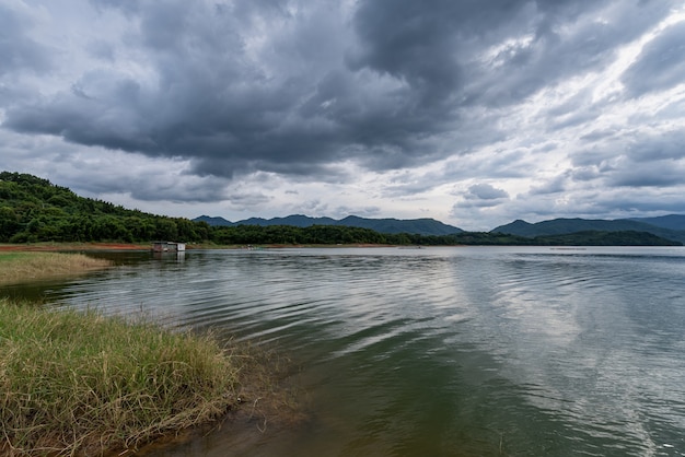 Небо затянуто облаками, а на воде волны.