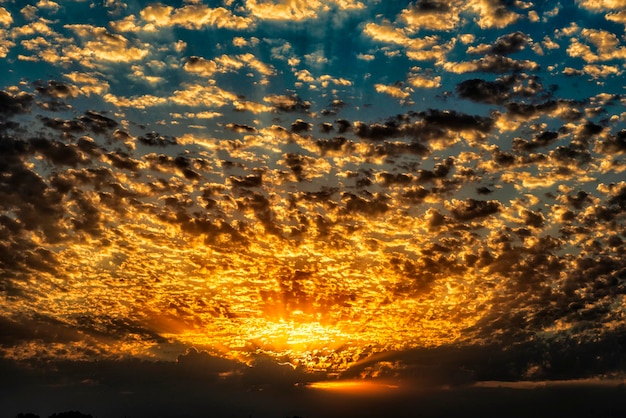 写真 太陽によって鮮やかなオレンジ色の雲を持つ夜明けの空の風景