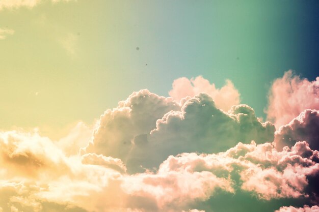 Paesaggio del cielo con nuvole colori pastello