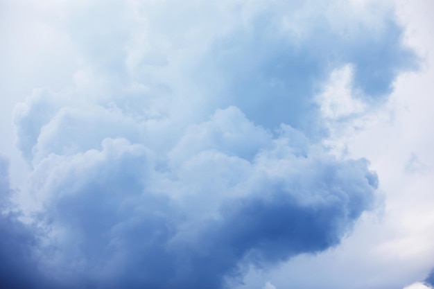 Paesaggio del cielo con nuvole in colori pastello