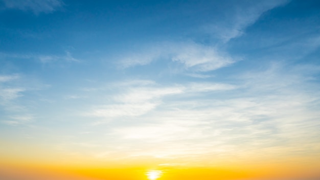 Priorità bassa della nube del cielo blu della luce del cielo