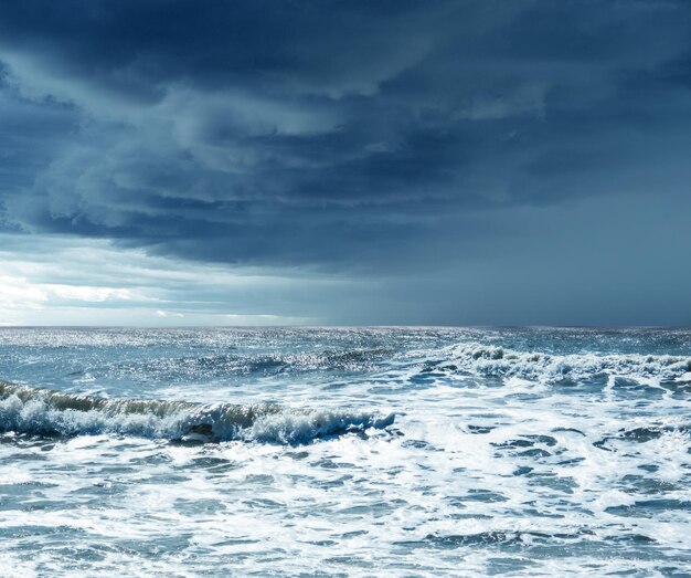 Foto il cielo e l'oceano