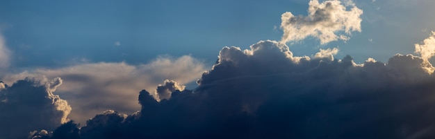 空のパノラマ空の美しい劇的な大きな雲天国と自然の力の風景コピースペース