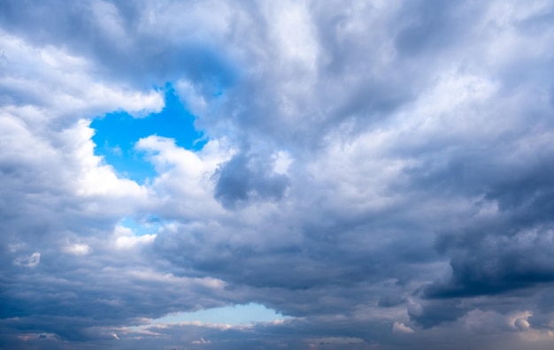 Foto panoramica del cielo da sostituire nella fotografia con i droni