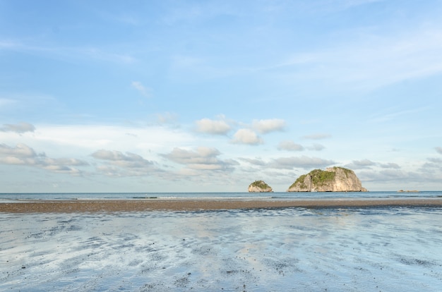 Photo the sky reflection the sea on the beach