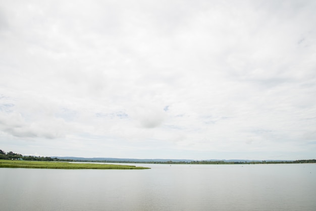 Небо и водохранилище