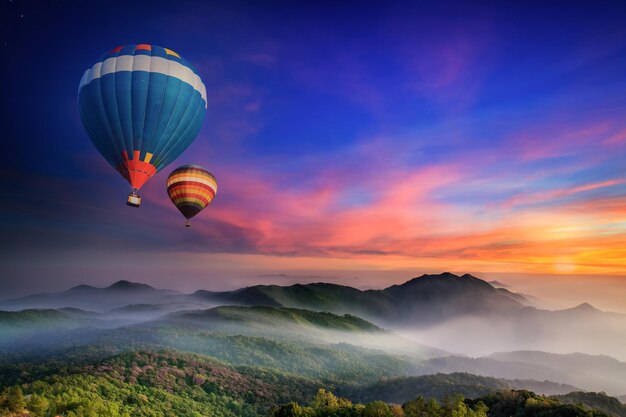 写真 空の風景 人間がいない 外の雲の山 日没 飛ぶ星の空の風景