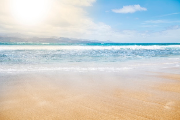 Cielo, mare e sabbia su una spiaggia