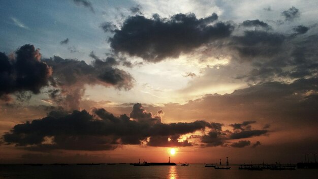 Photo sky over sea at sunset