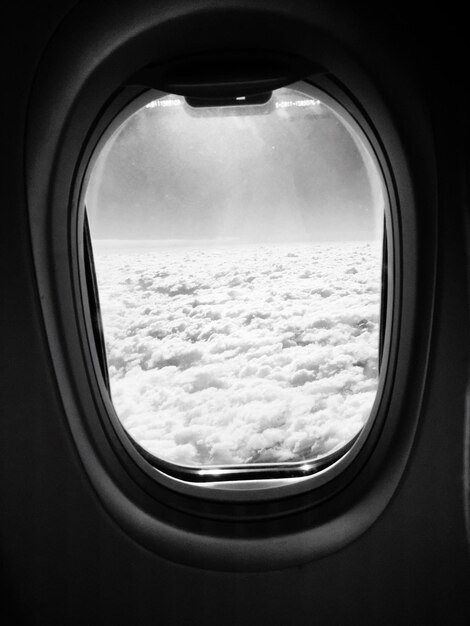 Foto il cielo visto attraverso la finestra di un aereo