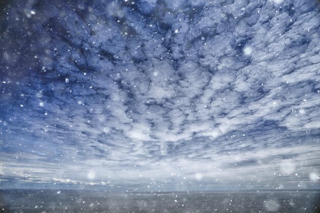 空雪背景雲/抽象的な背景灰色の冬の空、天気降雪