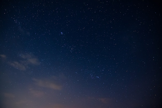 夜の空と星雲