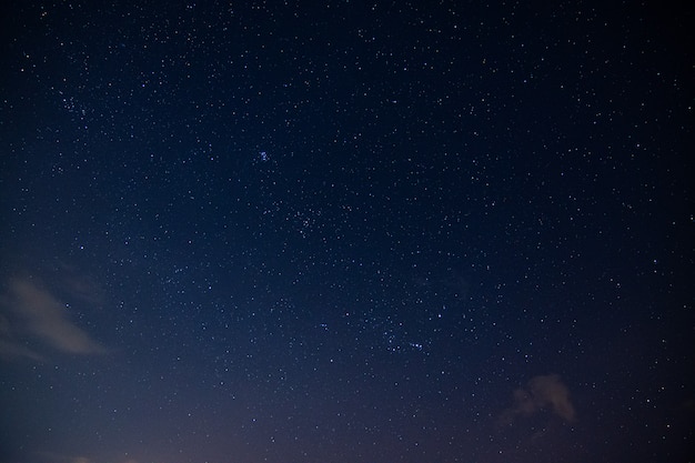 夜の空と星雲