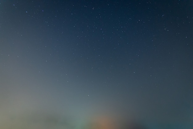 夜の空と星