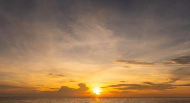 ビーチの海に沈む夕日海に沈む夕日の背景