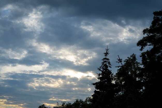 夕暮れの空 雨が降る前に 明るい夕暮れ