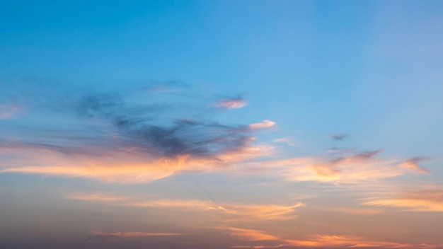 空の夕焼け雲の色の背景