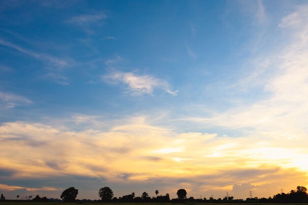 Il cielo al tramonto è bellissimo azzurro e arancione, il cielo al tramonto. sfondo del cielo mattutino, il cielo è bellissimo quando il sole sorge al mattino. sfondo del paesaggio naturale