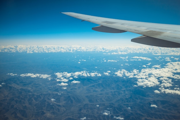 写真 飛行機の下の空