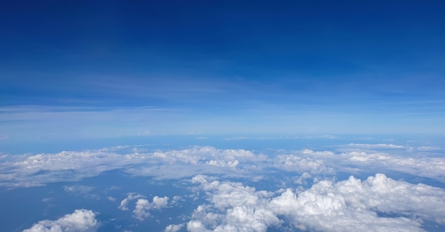 飛行機の高角度からの空の景色