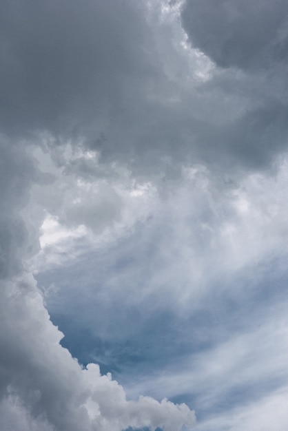 Il cielo era coperto di nuvole prima che la pioggia fosse forte