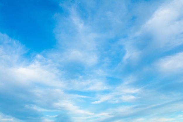 青と白の雲の美しい自然の背景と空